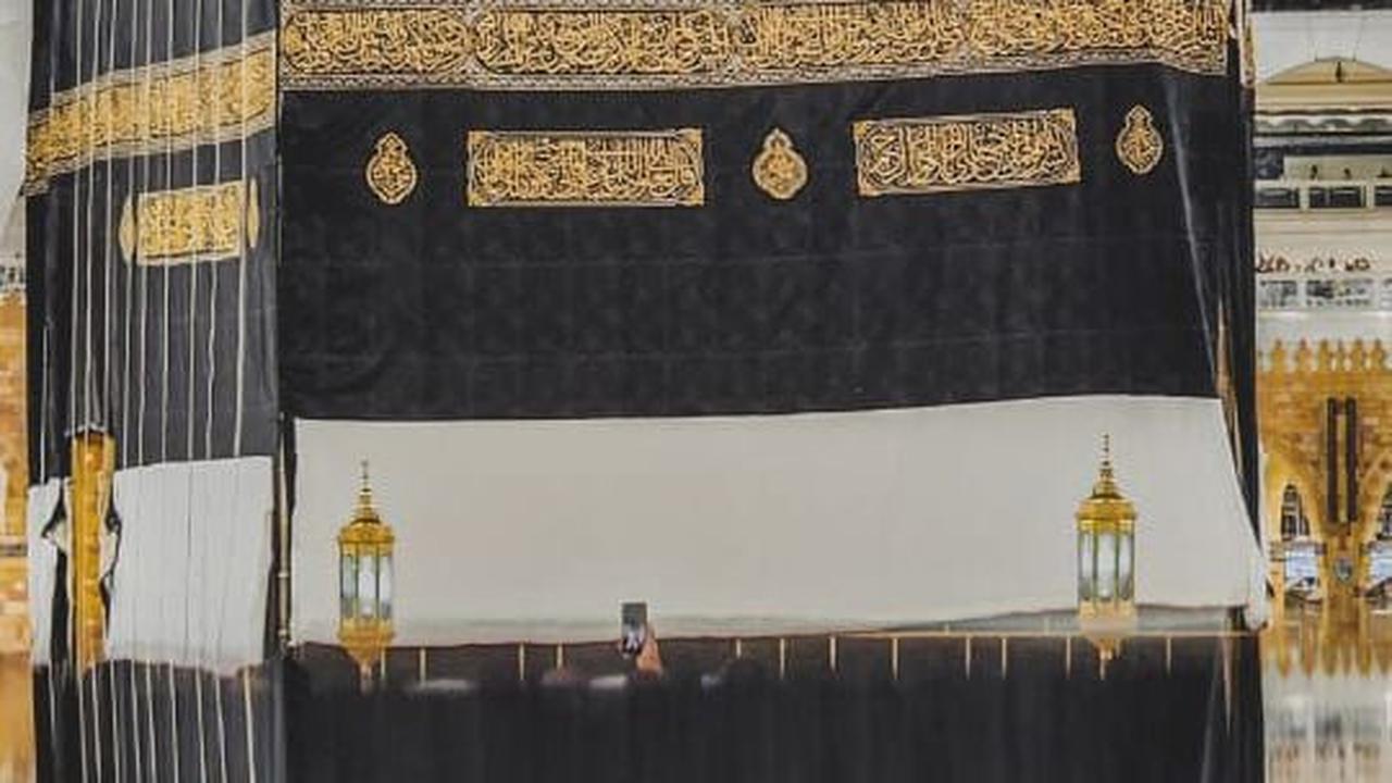 Sementara kain kiswah dibuat dari bahan sutra Italia seberat 760 kilogram. Pembuatan 1 kiswah ini menghabiskan 56 keping emas. Pengerjaan setiap keping emas memerlukan waktu 60 hingga 120 hari.