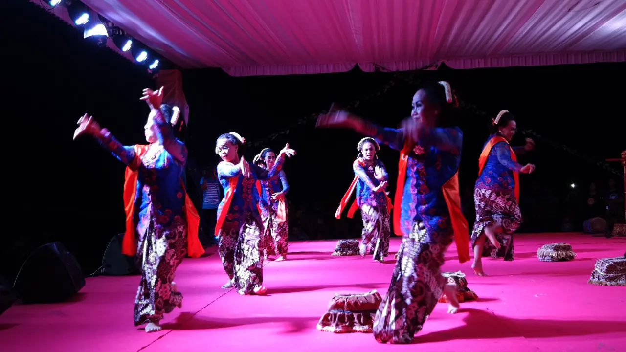 Tarian Dingklak Sinden