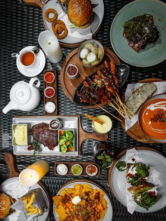 Ini makanan yang diincar Ryan Delon dan keluarga. Mulai makanan tradisional hingga western. (Foto: Instagram/@tail_wagging)