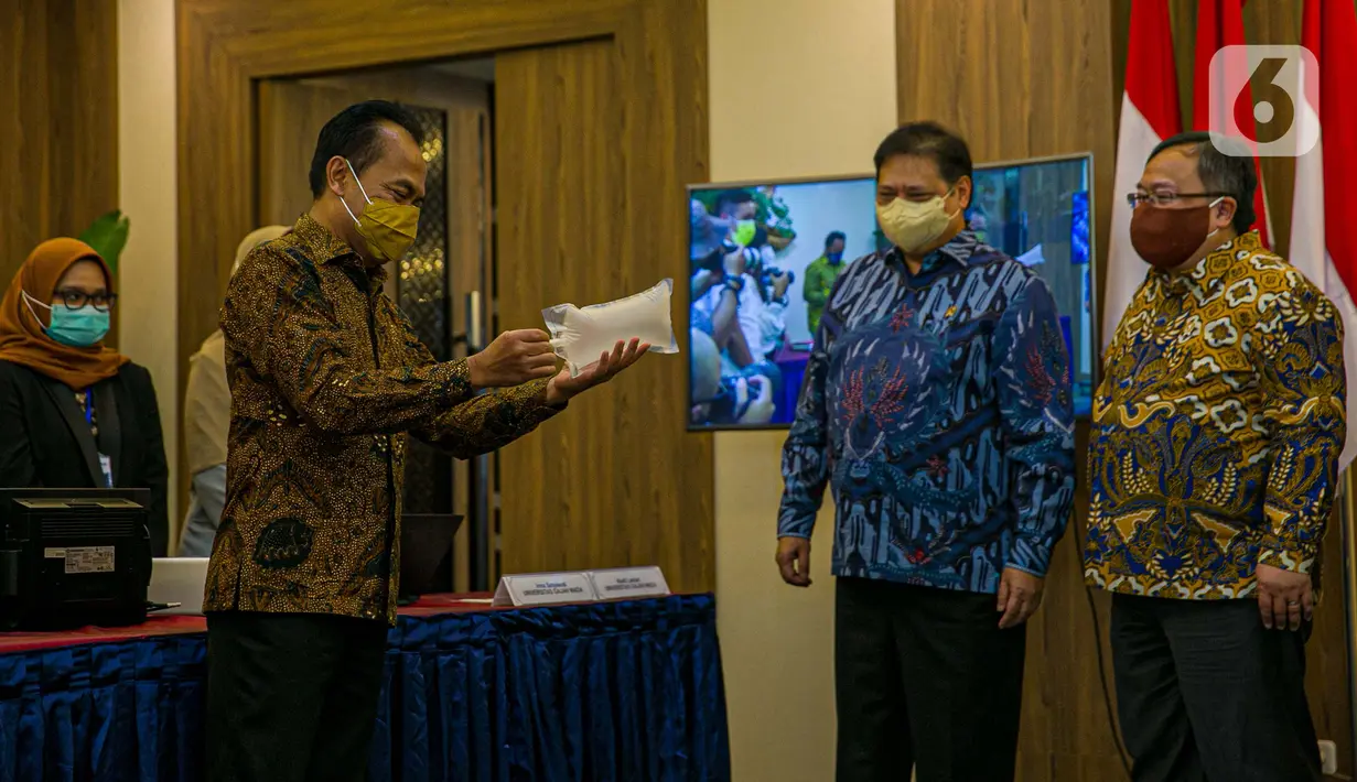 Menristek Bambang Brodjonegoro (kanan) dan Menko Bidang Perekonomian Airlangga Hartarto (tengah) saat memberikan GeNose C19 di Gedung Kemenko Perekonomian, Jakarta, Senin (22/3/2021). GeNose C19 diharapkan dapat semakin dikenal dan dimanfaatkan secara lebih masif. (Liputan6.com/Faizal Fanani)