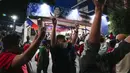 <p>Pendukung tiba di markas besar Ferdinand "Bongbong" Marcos Jr di Mandaluyong, Filipina pada Senin malam (9/5/2022). Ferdinand Marcos Jr., putra mendiang Ferdinand Marcos, diktator Filipina yang terguling, jauh memimpin dalam penghitungan suara tidak resmi pemilu presiden hari Senin. (AP Photo/Aaron Favila)</p>