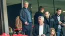 Mantan pelatih Manchester United Jose Mourinho tiba untuk menyaksikan pertandingan Ligue 1 antara Lille melawan Montpellier di Stadion Pierre Mauroy, Villeneuve-d'Ascq, Prancis, Minggu (17/2). (Philippe HUGUEN/AFP)
