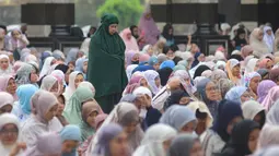 Sejak pagi hari, jamaah mulai berdatangan untuk mengikuti rangkaian ibadah yang menjadi penanda berakhirnya bulan suci Ramadan. Tampak dalam foto, ribuan umat Islam ketika melaksanakan salat Idul Fitri 1447 Hijriah di Mesjid Kubah Emas, Depok, Jawa Barat, Sabtu (21/3/2026). (merdeka.com/Arie Basuki)