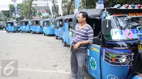 Sopir bajaj menunggu antrean untuk mengisi bahan bakar gas di Stasiun Pengisian Bahan Bakar Gas (SPBG) PGN di Jakarta Pusat, Sabtu (15/8/2015). Dalam rangka HUT RI ke-70, PGN menggratiskan tarif bajaj BBG bagi masyarakat. (Liputan6.com/Gempur M Surya)