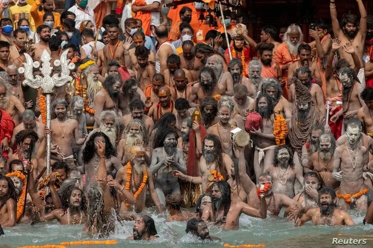 Festival umat Hindu di India untuk melakukan ritual mandi bersama yakni Kumbh Mela di Sungai Gangga.