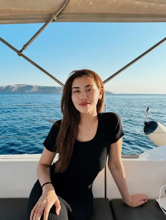 Sedangkan di sini, Aaliyah Massaid tampil chic cukup dengan t-shirt dress yang kembali berwarna hitam. [Foto: Instagram/aaliyah.massaid]