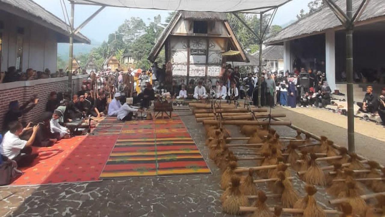 Saat memasukkan padi ke leuit, Al mengaku merasakan suhu yang berbeda. Hal itu menjadi wajar apa bila padi dapat bertahan lama berada di dalam lumbung.