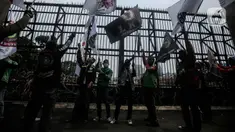 Pengemudi ojek online yang tergabung dalam Koalisi Ojol Nasional menggelar aksi di depan Gedung DPR RI, Jakarta, Senin (29/8/2022). Ratusan pengemudi ojek online tersebut menuntut beberapa hal di antaranya payung hukum dan legalitas profesi ojek online serta revisi potongan komisi pendapatan mitra. (Liputan6.com/Faizal Fanani)