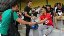Mantan pemain Timnas Indonesia, Gendut Doni (kiri) dan Bima Sakti, turut hadir memberikan dukungan kepada Alfin Tuasalamony yang mengalami cedera kaki kiri dalam laga amal Trofeo Charity Match. (Bola.com/Arief Bagus)