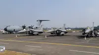 (dari kiri ke kanan) Airbus A400M dan tiga Dassault Rafale milik AU Prancis di Halim Perdanakusuma (21/8) (Liputan6.com / Rizki Akbar Hasan)