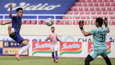 Pemain PSIS Semarang, Septian David Maulana mencetak gol kedua timnya saat laga pekan ketujuh BRI Liga 1 2021/2022 antara PSIS Semarang melawan Persik Kediri di Stadion Manahan, Solo, Jumat (15/10/2021). (Bola.com/Bagaskara Lazuardi)