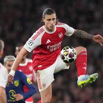 Aksi Riccardo Calafiori dalam laga Arsenal vs Atletico Madrid di leg kedua semifinal Liga Champions 2025/2026, Rabu (6/5/2026). (AP Photo/Alastair Grant)