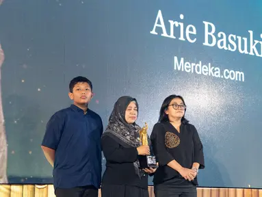 Istri jurnalis foto Merdeka.com Arie Basuki mewakili menerima penghargaan Agrarian Reform Media Awards (ARMA) 2026 di GOR IPSI, Taman Mini Indonesia Indah (TMII), Jakarta, Kamis (24/9/2026). (KLY/Budy Santoso)