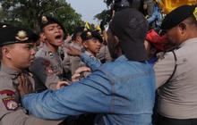 Demo setahun kinerja Jokowi-JK di Istana berujung bentrok