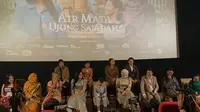 Filmmaker, jajaran pemain, dan pengisi soundtrack film Air Mata Di Ujung Sajadah 2 dalam acara press conference di Plaza Senayan pada Jumat (26/9/2025). (Foto: Liputan6/Hosana Solagracia Sifra)