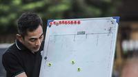 Pelatih PSS Sleman, Seto Nurdiyantoro memberikan instruksi dalam sesi pemusatan latihan Elang Jawa (dok. PSS Sleman)