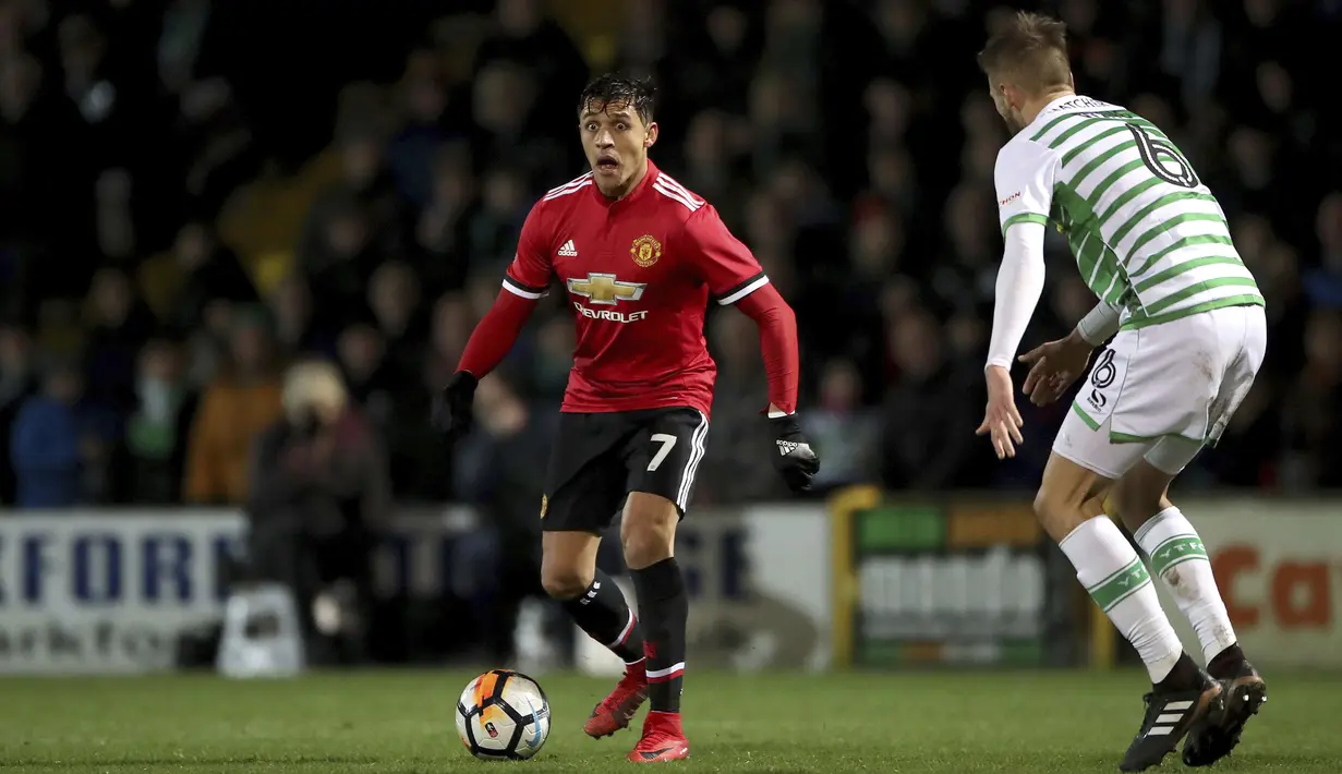 Aksi pemain Manchester United, Alexis Sanchez (kiri) mencoba melewati adangan pemain Yeovil Town  pada babak keempat Piala FA di Huish Park, Yeovil, (26/1/ 2018). Setan Merah menang 4-0. (Nick Potts/PA via AP)
