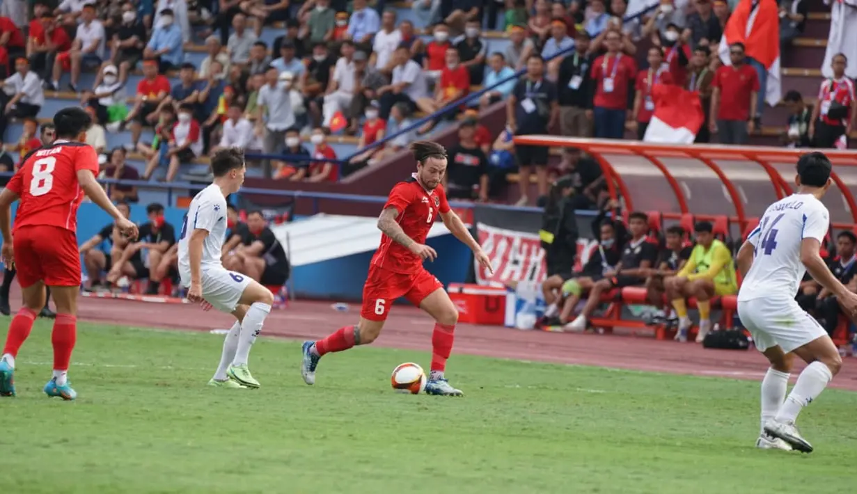 Gelandang Timnas Indonesia U-23, Marc Anthony Klok membawa bola dari kawalan pemain Filipina pada laga lanjutan Grup A SEA Games 2021 di Stadion Viet Tri, Phu Tho, Vietnam, Jumat (13/05/2022). Indonesia menang telak atas Filipina 4-0. (Foto Dokumentasi PSSI)