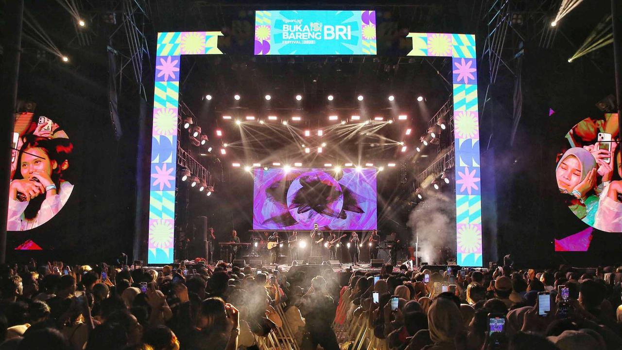 FOTO: Penampilan TULUS Menghibur Ribuan Pengunjung KapanLagi Buka Bareng BRI Festival 2025