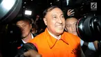 Anggota Komisi VIII DPR Fraksi Golkar, Markus Nari memakai rompi tahanan usai menjalani pemeriksaan di gedung KPK, Jakarta, Senin (1/4). Markus Nari resmi ditahan KPK terkait dugaan korupsi e-KTP selama dua tahun. (merdeka.com/Dwi Narwoko)