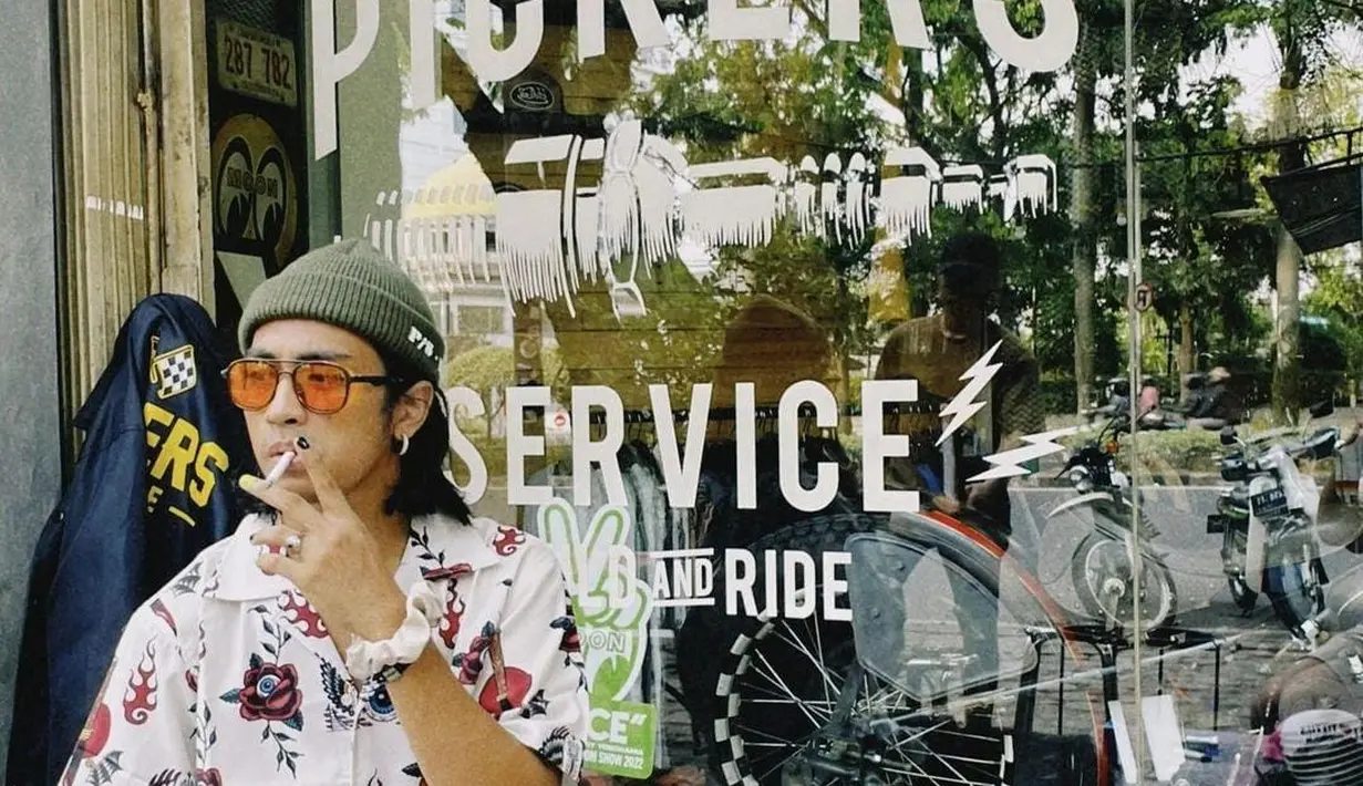 Tak beda jauh dengan sebelumnya, Abidzar memakai kemeja putih dengan topi kupluk dan celana denim. [instagram/abidzar73]