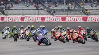 Suasana balapan MotoGP saat baru memulai start di Sirkuit Indianapolis, AS, Senin (10/8/2015). Pada balapan itu Marquez menjadi yang tercepat diikuti Lorenzo dan Rossi ditempat kedua dan ketiga. (EPA/Erik S. Lesser)