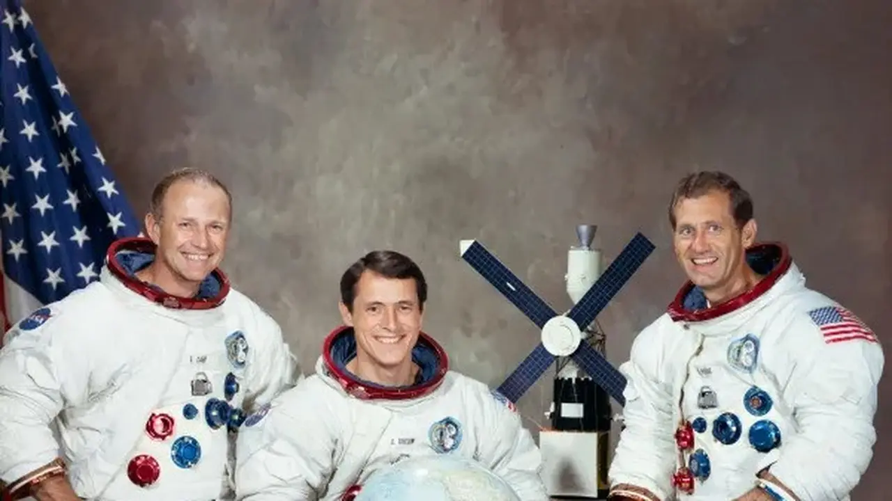 Foto resmi kru Skylab 4 Gerald P. Carr (kiri), Edward G. Gibson (Tengah)  dan William R. Pogue (Kanan)  (NASA)