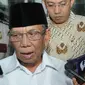 KH Hasyim Muzadi mendatangi Gedung KPK (Liputan6.com/Herman Zakharia)