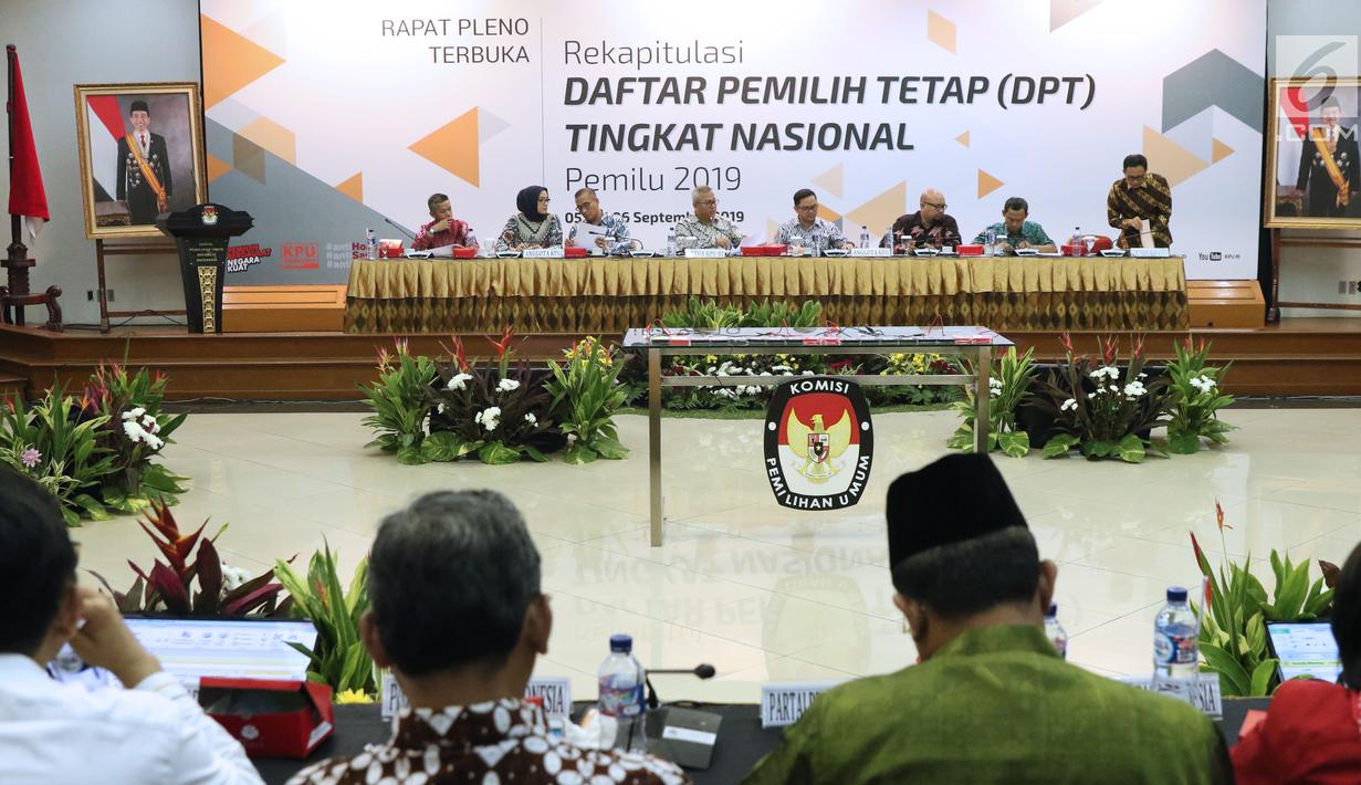 Suasana rapat pleno rekapitulasi DPT tingkat nasional di Jakarta, Rabu (5/9). Rapat pleno dihadiri perwakilan partai politik peserta Pemilu 2019 usai rapat Ketua KPU RI, Arief Budiman menyerahkan soft copy DPT. (Liputan6.com/Helmi Fithriansyah)