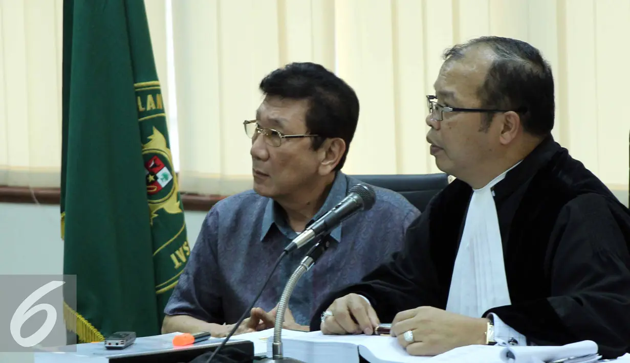 Willy Sebastian Liem (kiri) mendengarkan saat sidang di Pengadilan Tipikor Jakarta, Senin (29/6/2015). Willy didakwa menyuap Suroso Atmomartoyo saat menjabat Direktur Pengolahan PT Pertamina sebesar USD 190 ribu. (Liputan6.com/Helmi Afandi)
