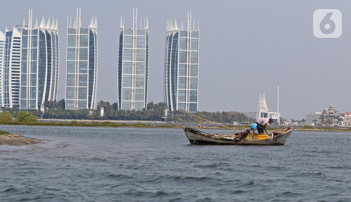 Seorang nelayan mencari ikan di kawasan Pulau G Reklamasi, Muara Angke, Jakarta Utara, Kamis (31/10/2019). Para nelayan di Muara Angke mengeluhkan keberadaan Pulau G yang kerap kali mengganggu aktivitas melaut mereka. (Liputan6.com/Herman Zakharia)