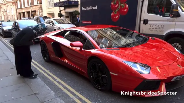 Seorang pengemis di kota London memutuskan untuk mengemis kepada seorang pengemudi mobil sangat mewah.