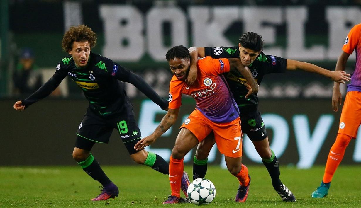 Pemain Manchester City, Raheem Sterling, berusaha lepas dari hadangan pemain Borussia Monchengladbach pada laga kelima Grup C Liga Champions di Borussia-Park, Rabu (23/11/2016). (Reuters/Wolfgang Rattay)