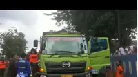 Sebuah video Bupati Lebak, Iti Octavia Jayabaya menaiki pintu truk Fuso dan marah-marah kepada supirnya viral di media sosial. (Foto: Instagram @viajayabaya)