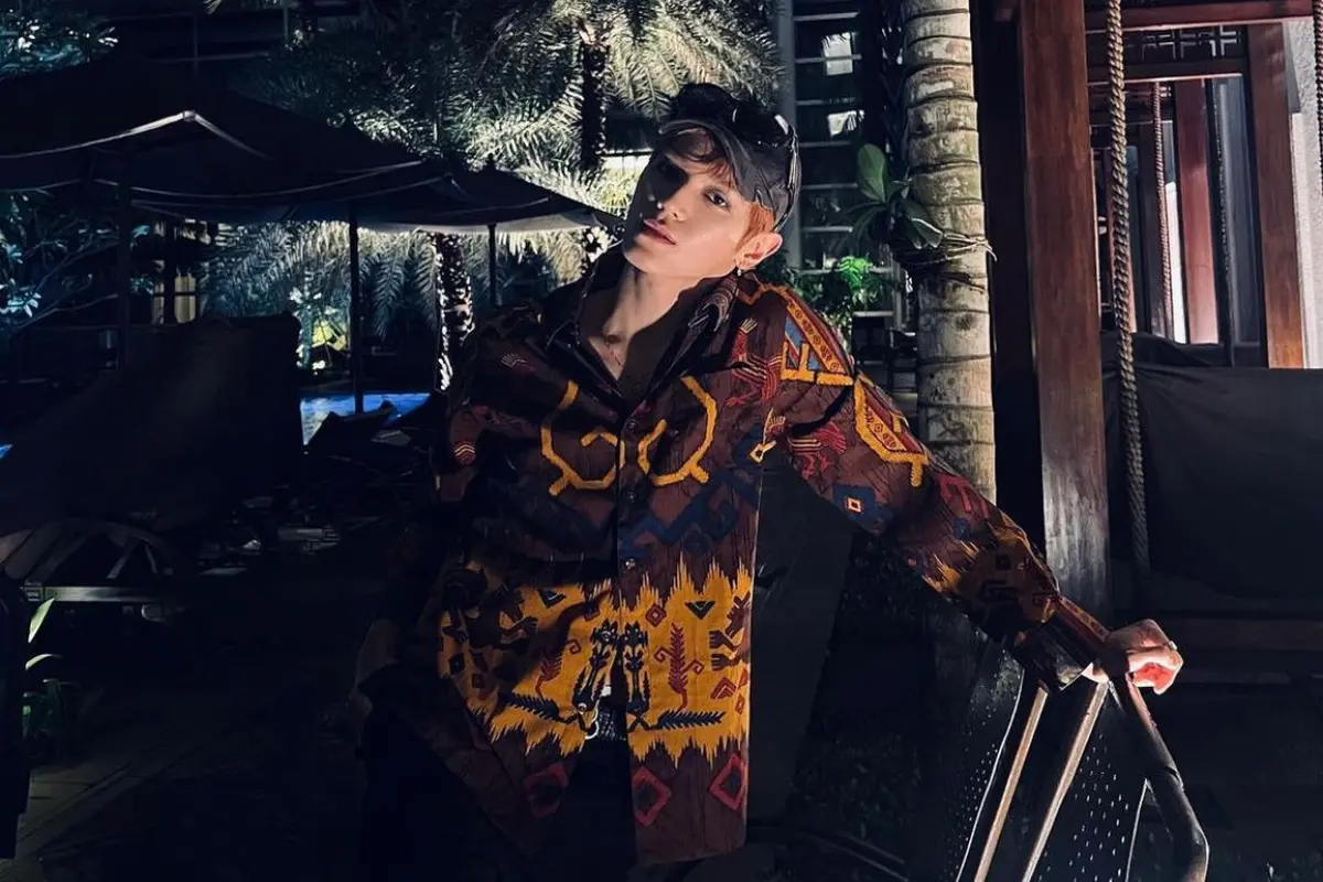 Taeyong NCT 127 kenakan batik