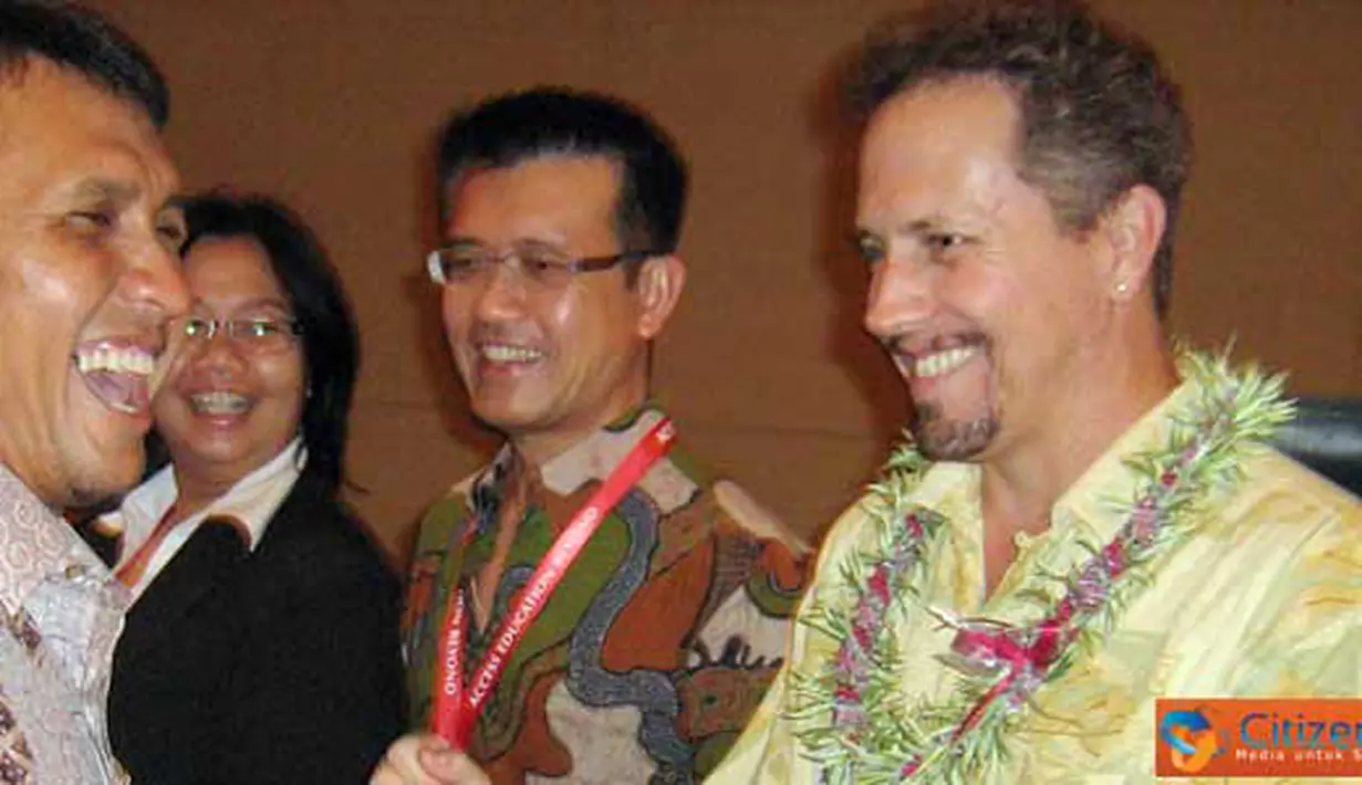 Citizen6, Medan: Gubernur Sumatra Utara, Gatot Pujo nugroho, tertawa saat bertemu sesama alumni profesional muda Indonesia - Amerika, pada peresmian Pameran Pendidikan yang di sponsori Putra Sampoerna Foundation dan Konsulat Amerika Serikat untuk Medan (1