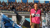 Warga Jerman, Benno Felsegger, sengaja ke Indonesia untuk menyaksikan pertandingan Liga 1 2018, termasuk duel Persela vs Madura United di Stadion Surajaya, Lamongan, Senin (23/7/2018). (Bola.com/Aditya Wany)