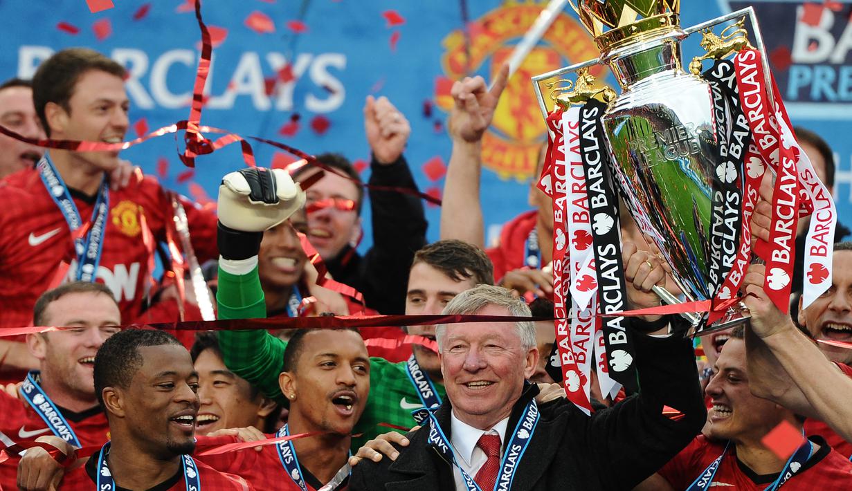 Sir Alex Ferguson, manajer tersukses Manchester United baru saja menerima penghargaan Hall of Fame 2023 yang diberikan Premier League dalam edisi ketiganya. Sir Alex tak sendirian, eks manajer Arsenal Arsene Wenger juga menerima penghargaan serupa. Penghargaan ini tak lepas dari kiprah Sir Alex Ferguson dalam mengangkat harkat MU sebagai klub tersukses di era Premier League dengan raihan 13 trofi Premier League hingga ia pensiun pada 2012/2013. Mulai 1992/1993 sebagai awal era Premier League, ia banyak melahirkan pemain-pemain haus gol yang akhirnya bermuara pada raihan 13 trofi tersebut. Seperti 5 pemain berikut dengan raihan gol terbanyak di bawah kepemimpinannya sebagai manajer. (AFP/Andrew Yates)