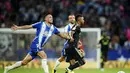 Pemain Espanyol, Edu Exposito berusaha merebut bola dari pemain Real Madrid, Rodrygo pada pertandingan lanjutan La Liga Spanyol di stadion Camp Nou di Barcelona, Spanyol, Senin (29/8/2022). Madrid menang atas Espanyol 3-1. (AP Photo/Joan Mateu Parra)