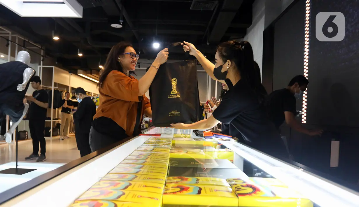 Meski ada rasa kecewa karena batal digelar di Indonesia, Juaraga mengaku bangga telah ditunjuk langsung oleh FIFA sebagai pemegang lisensi merchandise resmi untuk turnamen itu. (Liputan6.com/Herman Zakharia)