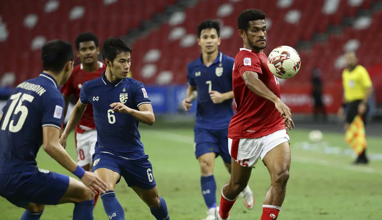 Ricky Kambuaya. Gelandang Timnas Indonesia milik Persebaya Surabaya berusia 25 tahun ini mampu tampil apik di lini tengah Timnas Indonesia dalam Piala AFF 2020 lalu. Satu gol dan satu assist dikoleksinya ditambah dengan dua penghargaan Man of The Match dalam dua laga. (AP/Suhaimi Abdullah)