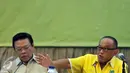 Aburizal Bakrie (kanan) bersama Agung Laksono memimpin rapat pengurus pleno di gedung DPP Partai Golkar, Jakarta, Kamis (7/4/2016). Rapat tersebut membahas Munas Partai Golkar yang akan digelar di Bali pada 7 Mei 2016. (Liputan6.com/Johan Tallo)