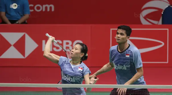 Aksi Debby Susanto saat melawan Yantoni dan Gischa Islami pada babak kedua Daihatsu Indonesia Master 2018 di Istora Senayan, Kamis (25/1/2018). Debby/Ricky kalah 21-15 10-21 21-14. (Bola.com/Nick Hanoatubun)