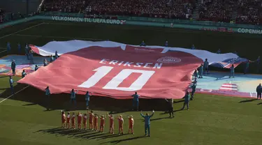 Jersey raksasa untuk mendukung bintang timnas Denmark, Christian Eriksen ditampilkan menjelang laga grup B Euro 2020 di stadion Parken, Kopenhagen, Kamis (17/6/2021). Duel Denmark vs Belgia berhenti sejenak pada menit ke-10 untuk memberi penghormatan kepada Eriksen. (Hannah McKay/Pool via AP)