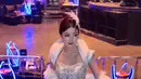 Influencer cantik Regina Phoenix kenakan mini dress silver berkerah dengan bordir silver dan train panjang. Dipadu gloves putih dan selendang berbulu [@reginaaphx]