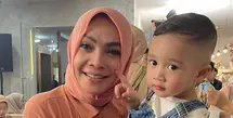 Di media sosial Rieta Amilia banyak membagikan potretnya bersama Rayyanza dan Rafathar. Selain terlihat bahagia, Rieta juga tampil dengan gaya busananya yang asyik.  [Foto: Instagram/rieta_amilia]