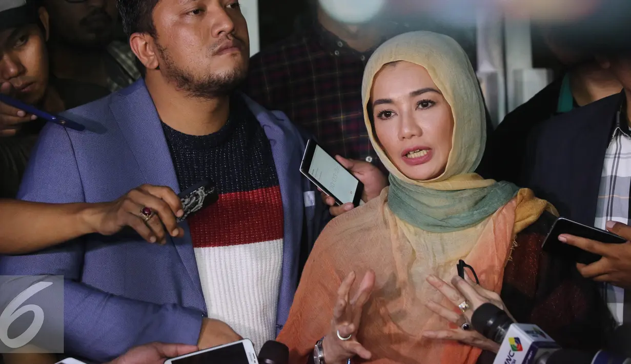 Reza Artamevia memberi keterangan pada media, Jakarta (07/10). Reza Artamevia melaporkan Gatot Brajamusti atas kasus dugaan penipuan terhadap penggunaan Aspat atau sabu sabu. (Liputan6.com/Herman Zakharia)