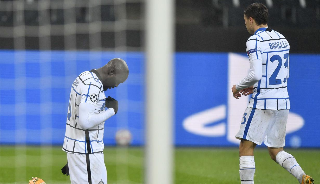 Striker Inter Milan, Romelu Lukaku, melakukan selebrasi usai mencetak gol ke gawang Borussia Moenchengladbach pada laga Liga Champions di Stadion Borussia Park, Rabu (2/12/2020). Inter Milan menang dengan skor 3-2. (AP/Martin Meissner)