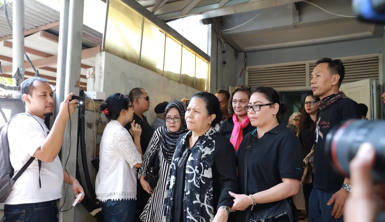 Hingga hari ini kematian putranya, Amin Yudhayani masih tak kuasa menahan tangis. Bahkan masih terus meneteskan air mata jelang dikebumikan. (Galih W. Satria/Bintang.com)