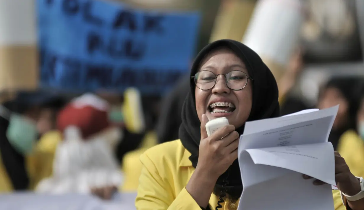 Seorang mahasiswa Universitas Indonesia (UI) memberi orasi saat menggelar kampanye Bahaya Merokok di car free day (CFD), Jakarta, Minggu (6/5). Dalam aksi tersebut para mahasiswa juga menyerukan tentang bahaya merokok. (Merdeka.com/Iqbal Nugroho)